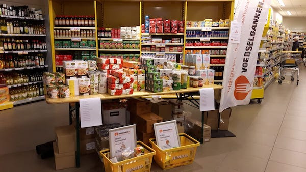 De tafel van de voedselbank bij de Jumbo.