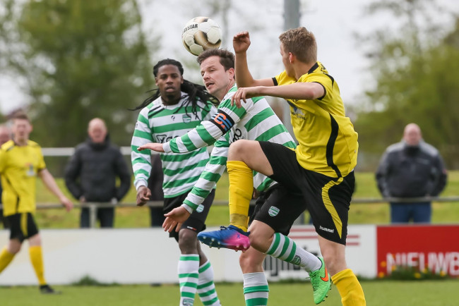 Aanvoerder Roy Supér in duel met een speler van Zalk. Maartje Berginia kijkt toe.