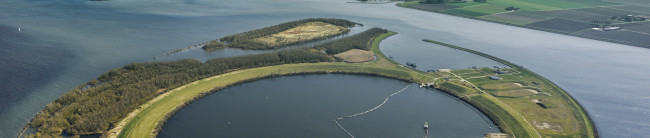 Het kunstmatige eiland in het Ketelmeer.