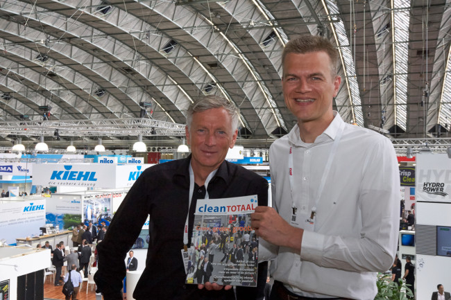Prosu-manager Henk Stoel (rechts) bij de overname van Clean Totaal.