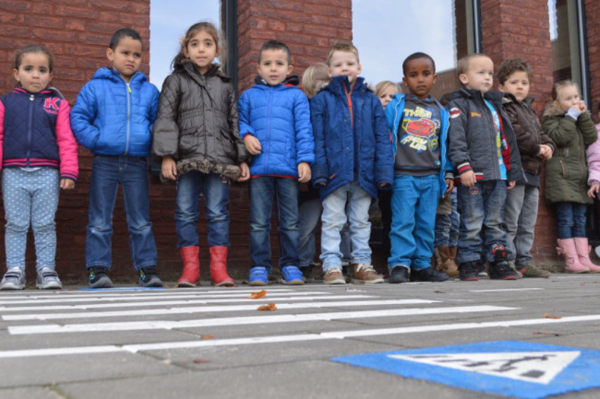 Wachten bij het zebrapad., https://brugnieuws.nl/uploads/c36bc9094b59fb0162a216cf466a4adcaef48219.jpeg
