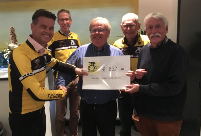 TC Heerde overhandigt bedrag aan Stichting Leergeld