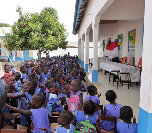 Meubels Florens Radewijnsschool naar Gambia