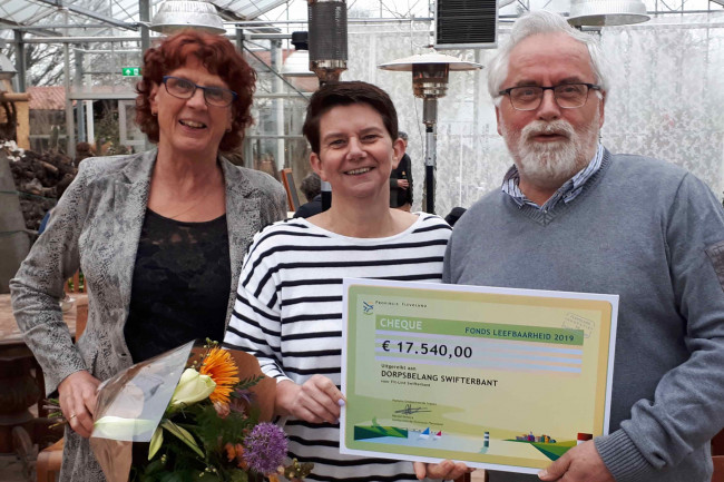 Trudi Scheepers, Sandra Nobel en Theo den Hartog met de cheque.