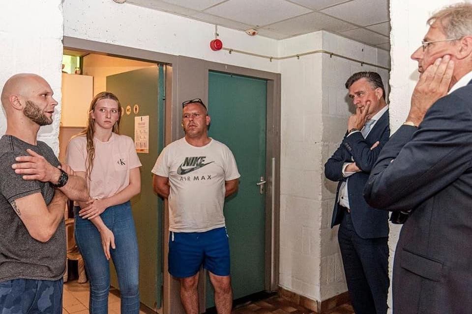 Twee dagen voor het ongeval was Marcin (midden) nog bij een gesprek met Emile Roemer over zijn huisvesting.
