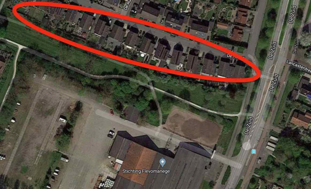 In het rood de woningen aan de manegekant van De Ruiter.