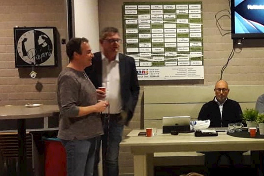 De nieuwe en de oude voorzitter van Reaal Dronten.
