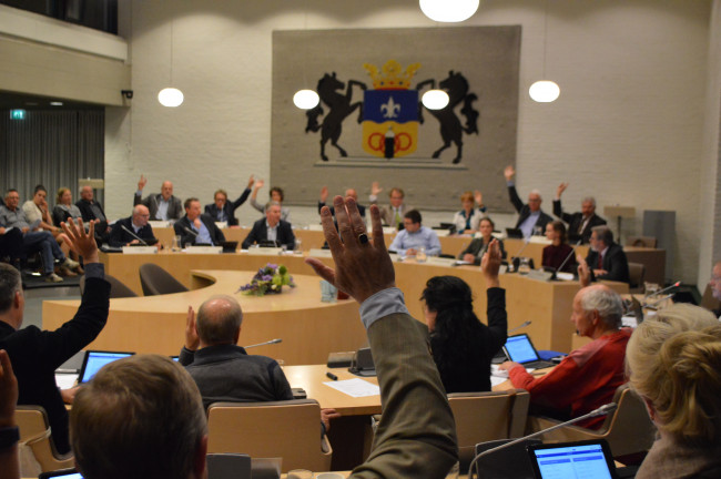 De hele raad kiest voor doorgaan met het zittende college. Alleen het CDA houdt de handen naar beneden.