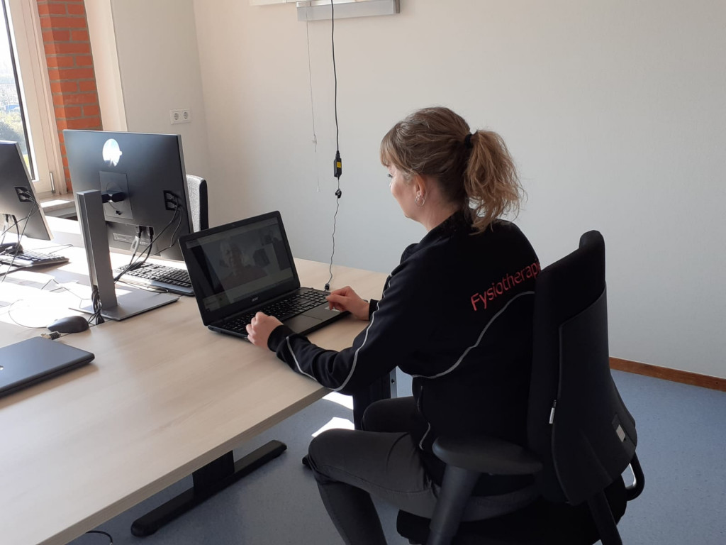 De behandelaren kunnen ondersteuning bieden via beeldbellen, video-instructies en digitale oefenschema’s en daarmee het herstel bespoedigen
