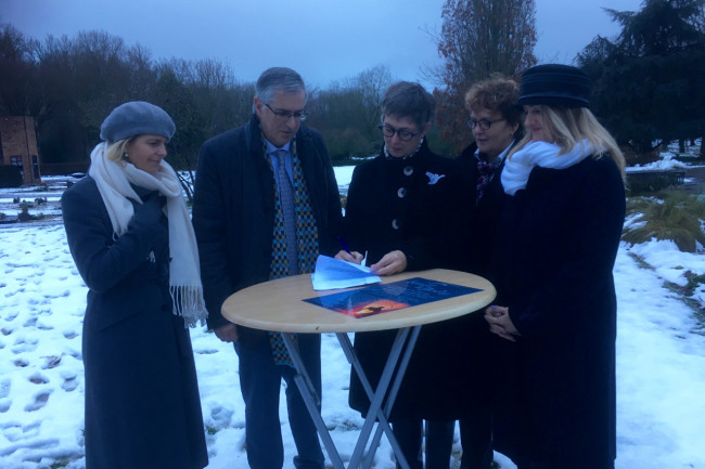 Femke Verhoef, wethouder Ton van Amerongen, Karin Hofstede, Marie-Catrien van den Dries en Pien Gouka (v.l.n.r.).