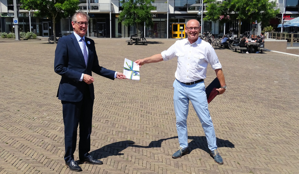 Burgemeester ontvangt petitie ‘Stop plan De Aanloop Zeewolde’