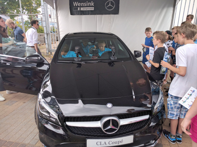 Fans maken selfie met favoriete PEC Zwolle-spelers in nieuwe Mercedes-Benz CLA