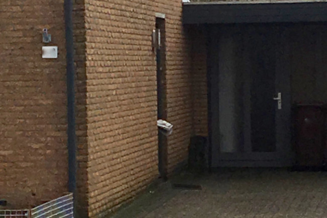 De kranten in de brievenbus bij één van de woningen aan de Kruidendreef., https://brugnieuws.nl/uploads/37ea41c87fc4034ace51c69e644dc209d0aacf67.jpg