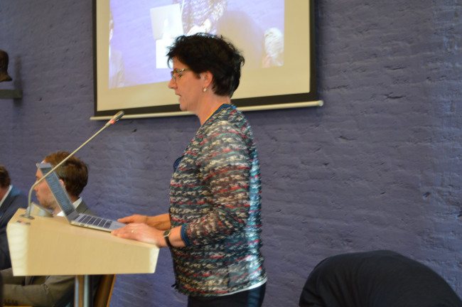 Ingeborg Westerdijk spreekt de gemeenteraad toe.