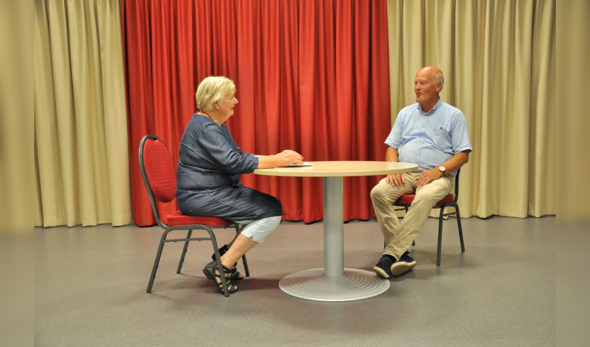  Klasien Hoekman (links) en Jan Heutink in gesprek aan een van de nieuwe tafels voor de zolder.