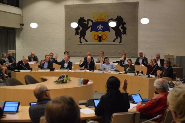 Stemming in de gemeenteraad: alleen CDA (achteraan eerste rij) en SP (vooraan) stemmen vóór.