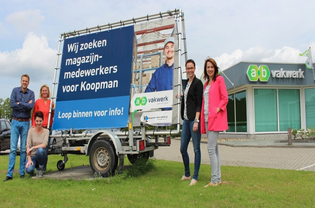 Criss Roemers met de accountbeheerders van AB Vakwerk die Koopman International in portefeuille hebben. V.l.n.r: Criss Roemers, Emilia Dabrowska (gehurkt), Marion Walinga, Jantine Bokma en Barbara Koziak.