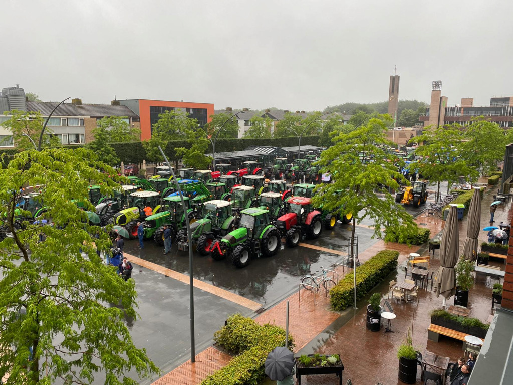 Boerenprotest op het Meerpaalplein, https://brugnieuws.nl/uploads/0538aba48ce5ae97a18822cd39d279611124385f.jpg