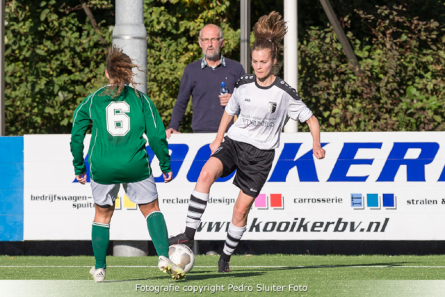Rosanne Roeles aan de bal.
