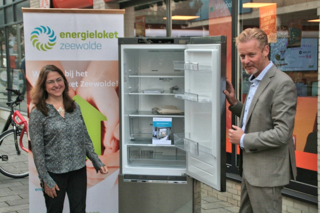 Wethouder ‘overhandigt’ energiezuinige koelkast
