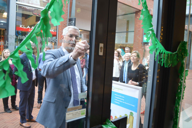 De opening van Energiewinkel Dronten door Ton van Amerongen.