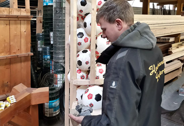 Bram Buijert uit IJsselmuiden verkoopt legaal carbid