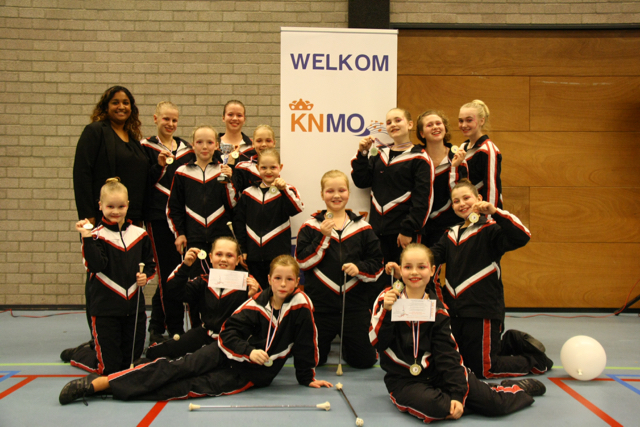 De twirlsters van Amor Musae in Waalwijk.