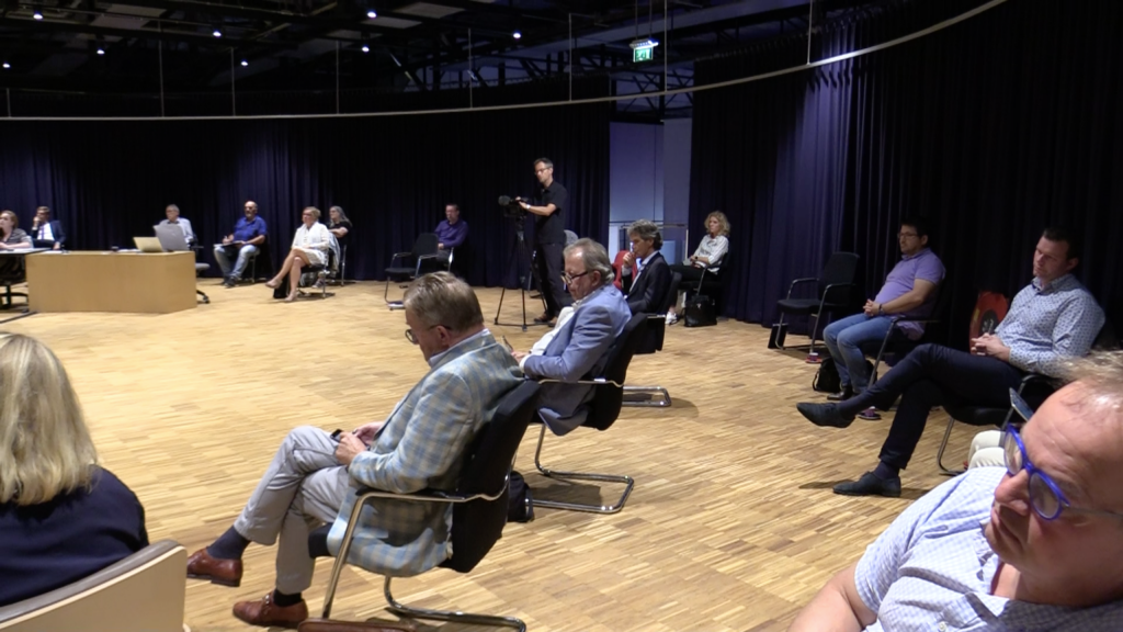 Publiek bij de raadsvergadering van eerder deze maand.