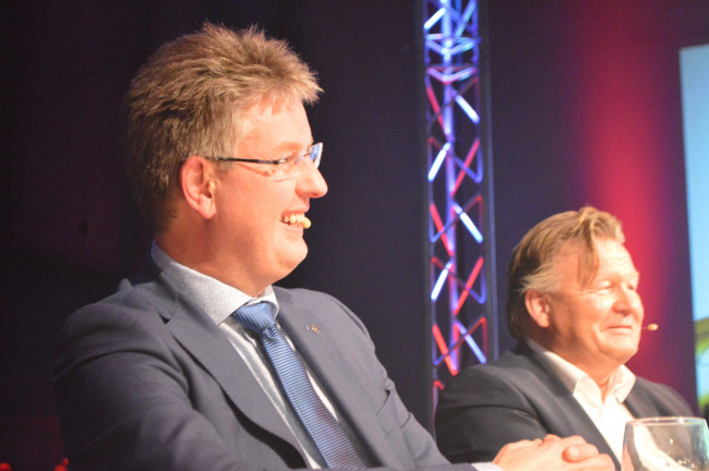 De opgestapte CDA-wethouder Dirk Minne Vis aan tafel bij OVDD.