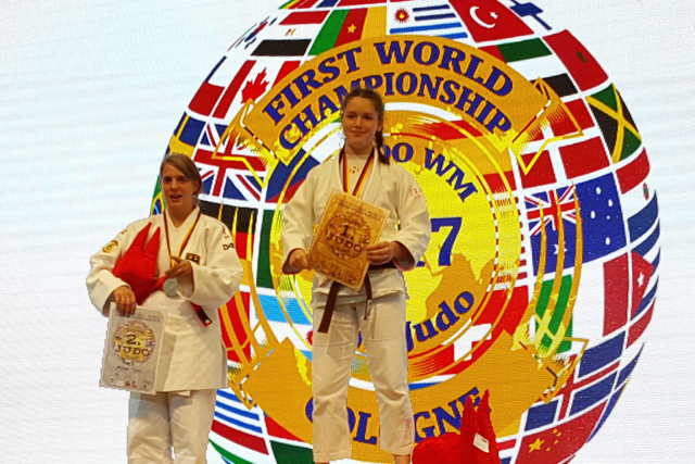 Kayleigh Heerikhuisen op het hoogste podium in Keulen.