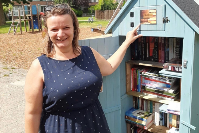 Eveline Jansen bij haar minibieb aan de Jachthoorn in Swifterbant.