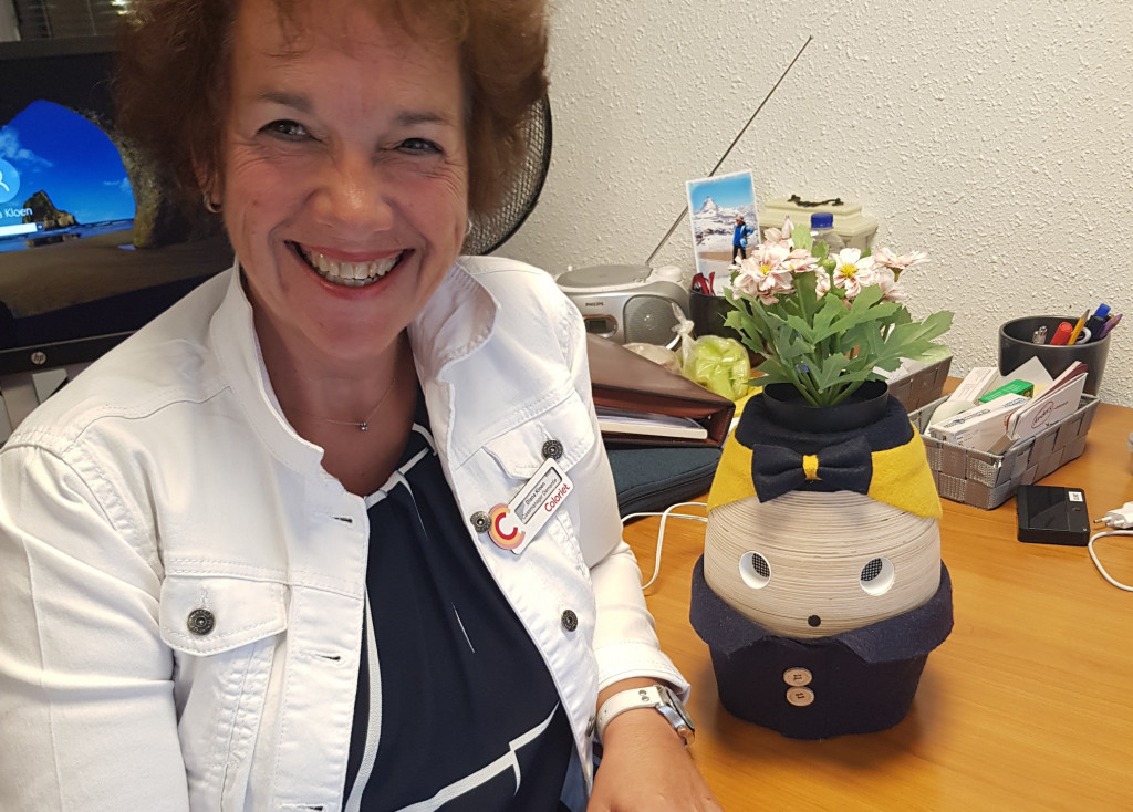 Casemanager dementie met zorgrobot Tessa