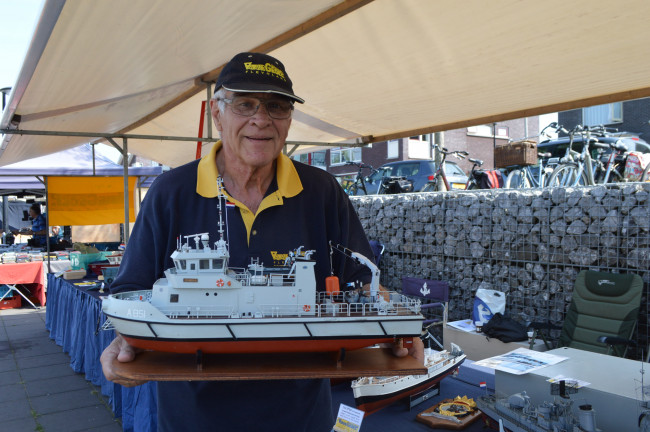Bert Kip met zijn nagebouwde marine duikvaartuig de Cerberus A 851 h.