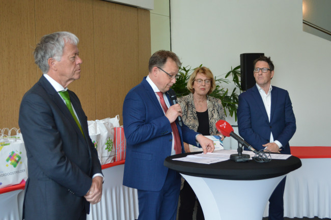 De gemeentesecretaris van Urk (rechts) en burgemeester Bakker (2e van rechts) bij de overhandiging van het manifest.