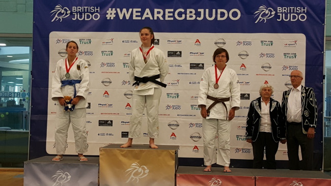 Kayleigh Heerikhuisen op het podium in Londen.
