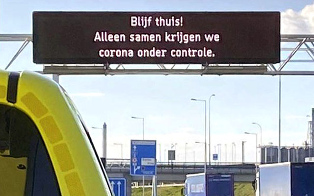 Op 400 maatrixborden riep RWS in maart automobilisten op om thuis te blijven