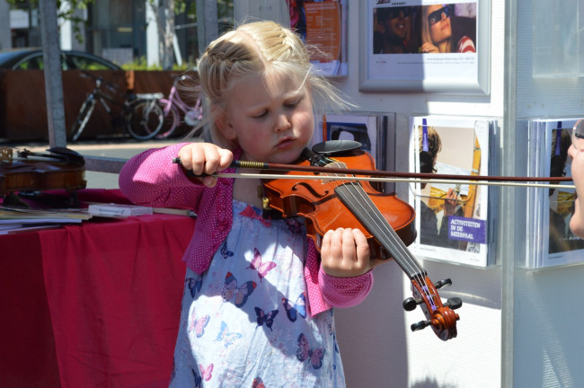 Kennismaken met muziekinstrumenten.