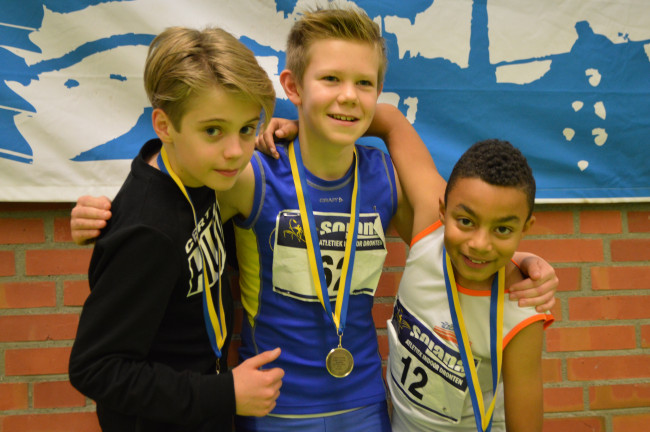 Bruce Boon (midden) met zijn gouden medaille.