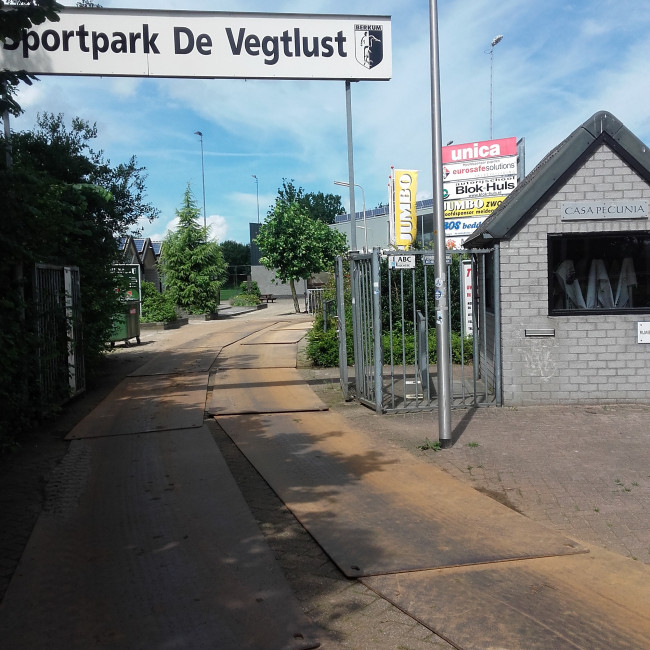 Berkum trekt aanvaller Kaluzi en verdediger Van der Veen aan