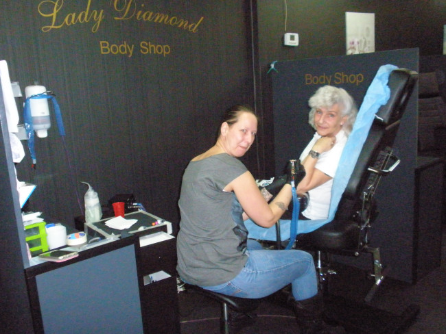 De echte Zwollenaar zet een tattoo van Lady Diamond