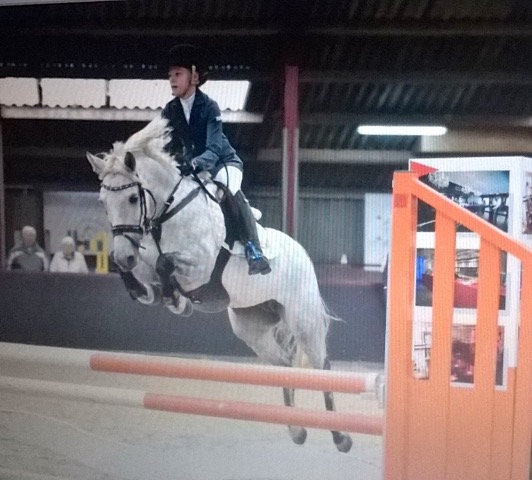 Maud Hanse met haar pony Summer.