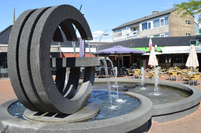 De fontein aan Het Ruim in winkelcentrum Suydersee.