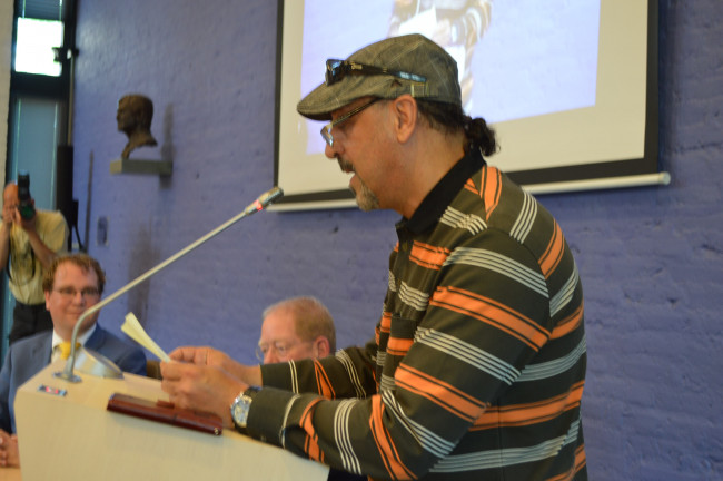 Dorpsdichter Esam Alwasete spreekt de burgemeester toe.
