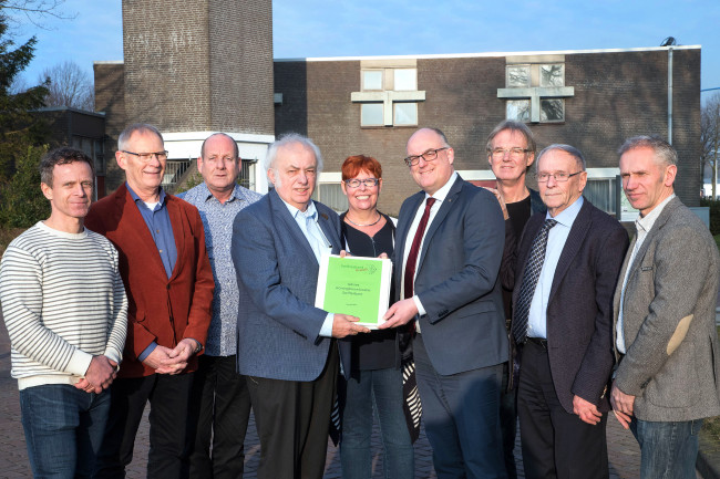 De werkgroep overhandigt het rapport aan Peter van Bergen