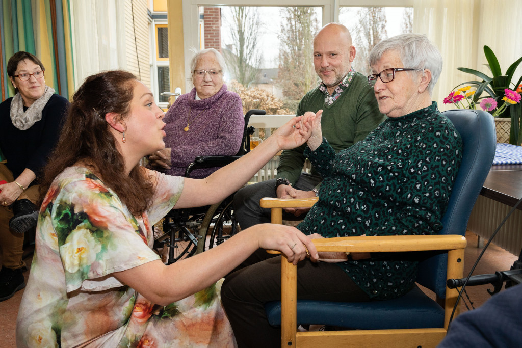 Interactie tijdens het optreden., https://brugnieuws.nl/uploads/85890d6c80ca0012e0487d7c943bf1a6ebd09bad.jpg