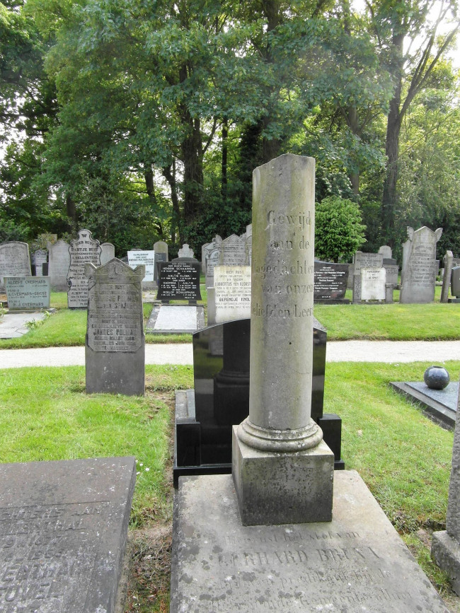  Het graf van Gerhard Bruna, op de begraafplaats in het Van Stolkspark. 