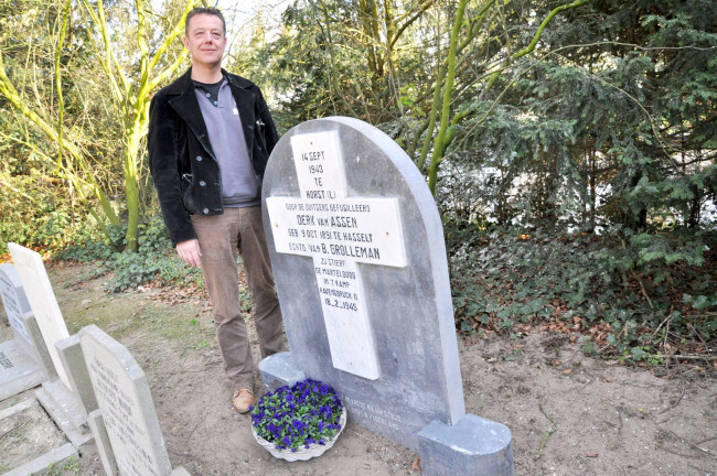 Restaurateur Michiel van Ommen bij de grafsteen., https://brugnieuws.nl/uploads/a259d06db7385df8c3cf42aaad70690c7dabfc4a.jpg
