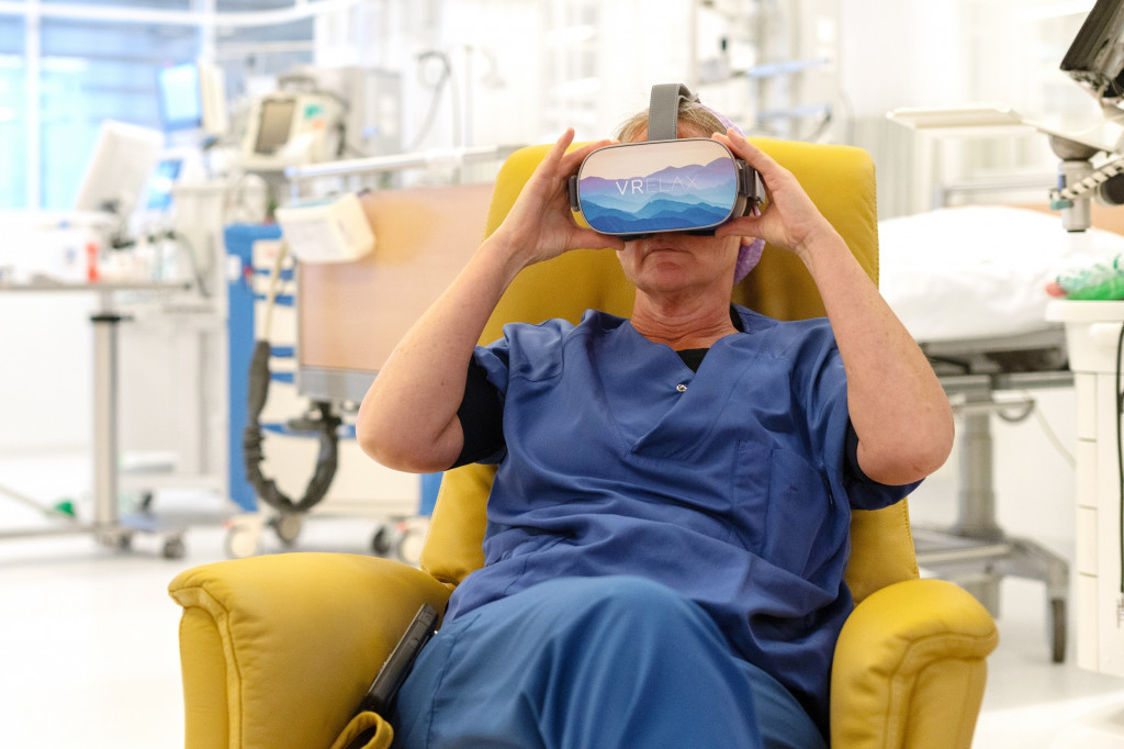 Vrienden van St Jansdal laat zorgmedewerkers ontspannen met VR-bril