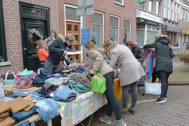 Stoepverkoop in Genemuiden