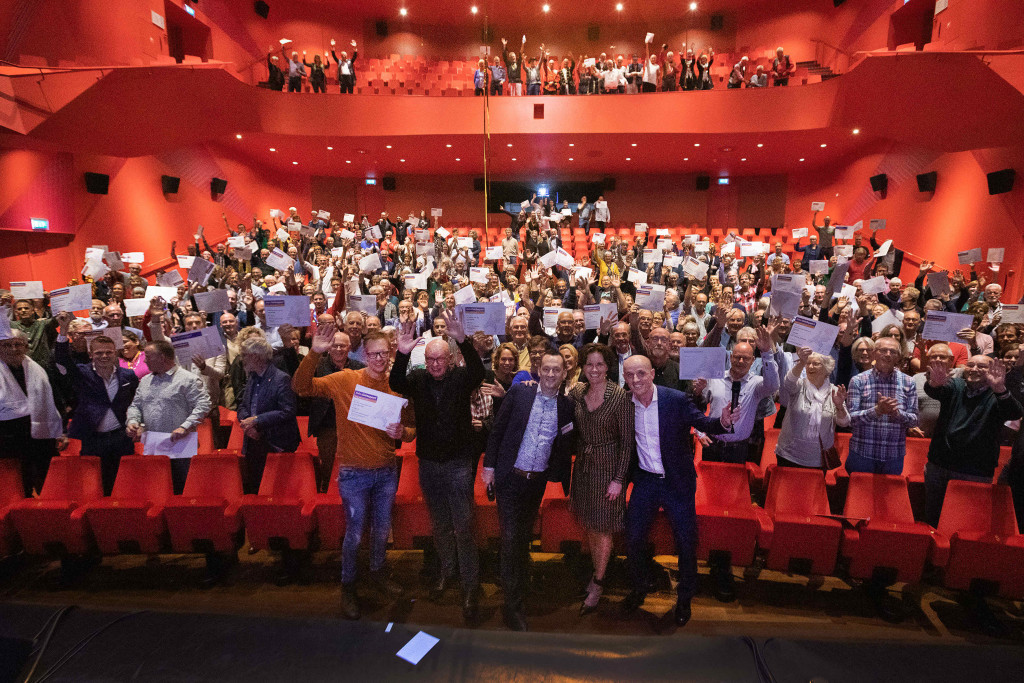 De verenigingen en stichtingen met hun cheques.
